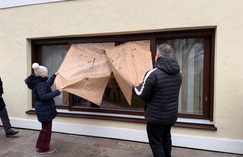 Enthüllung des Adventfensters / Pfarramt Gamlitz Krippenlandschaft von Pfarrer Mag. Schneeflock
